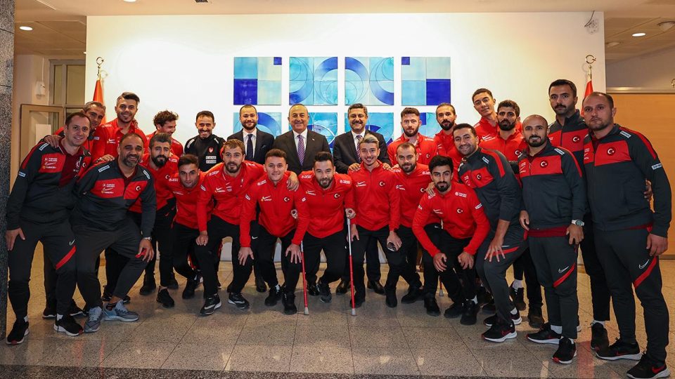 Dışişleri Bakanı Çavuşoğlu Ampute Futbol Milli Takımı’nı kabul etti